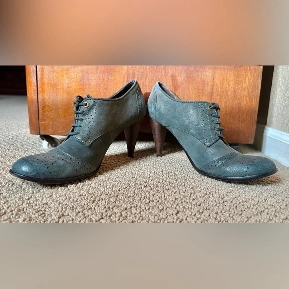 Bernardo suede lace up suede shoes - Picture 2 of 10